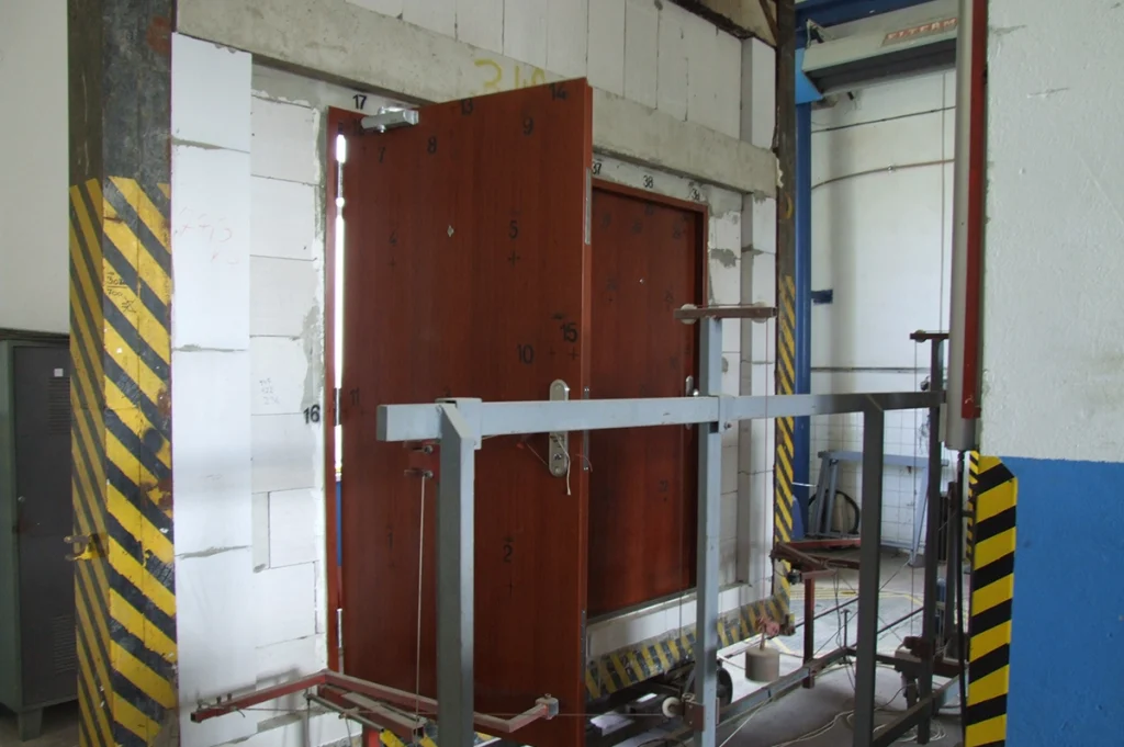 Rozšírenie činnosti laboratória o skúšanie tesnosti dverí proti prieniku dymu a o skúšanie ich základných mechanických vlastností dverí a okien